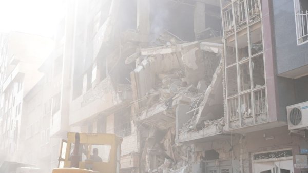 易盛通 伊朗多地传出爆炸声并冒出浓烟
